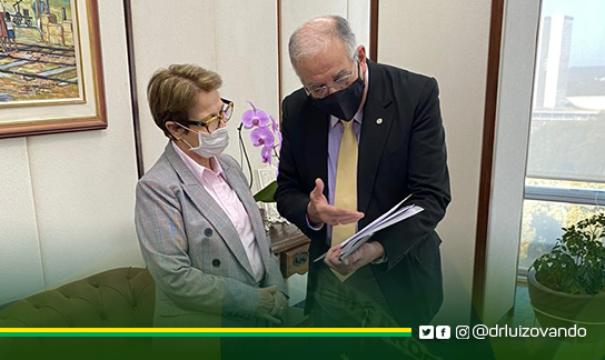 Ministra Tereza Cristina lendo documento apresentado pelo Deputado Dr. Luiz Ovando